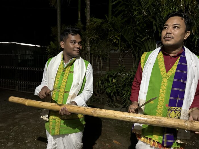 Men playing Saksoni & Dangmari